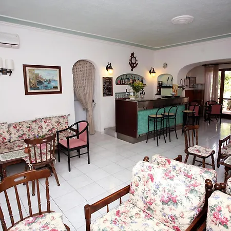 Charme La Tina מלון איסקיה